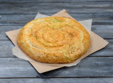 Сербский пирог из слоеного теста с зеленью и сыром фета